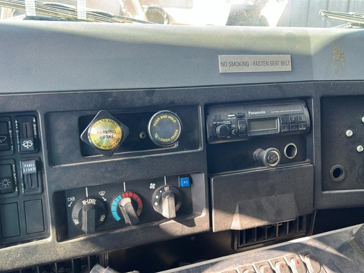 #153-•-1995-international-4700lp-heavy-duty-service-truck-image-23