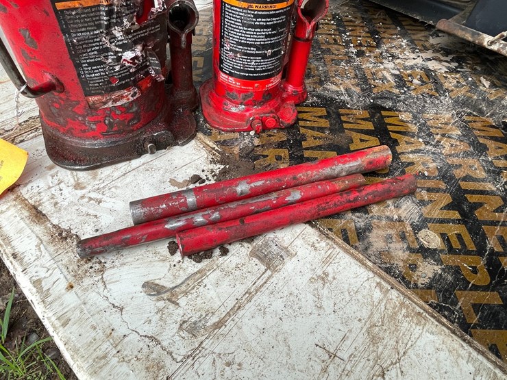 #4951-•-(2)-big-red-bottle-jacks-image-3