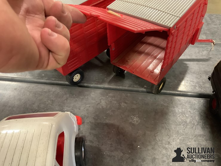 ertl-international-toy-tractors-&-wagons-image-11