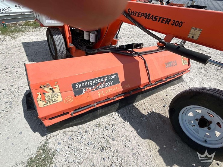 2022-laymor-sm300-towable-ride-on-rotating-sweeper-image-10