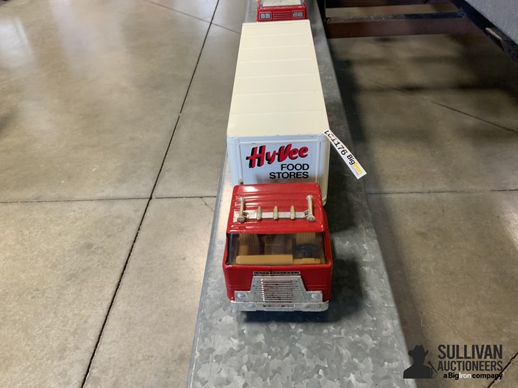 ertl-hyvee-toy-truck-and-trailer-image-2