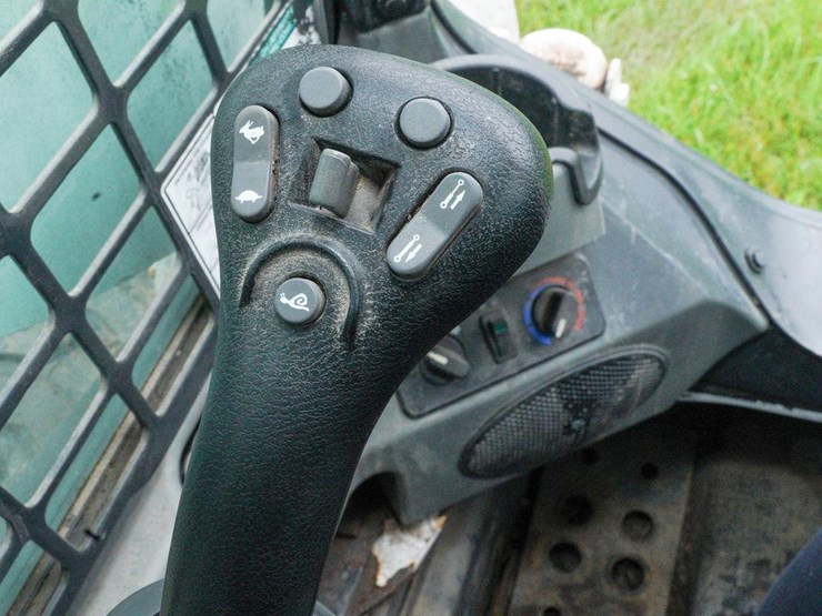 2015-bobcat-s650-image-35