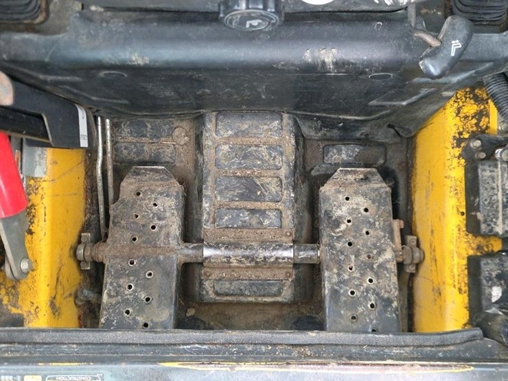 2012-new-holland-l220-image-11