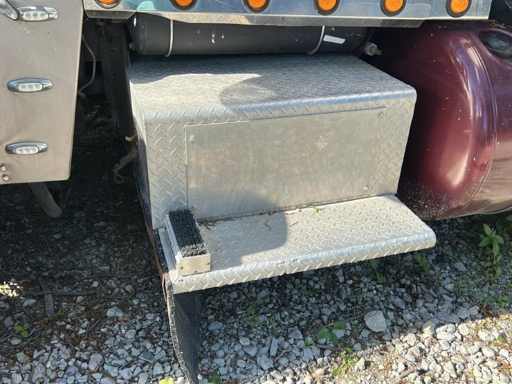 1979-peterbilt-359-image-13