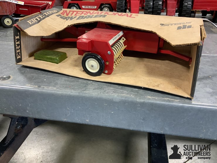 ertl-international-1/16-hay-baler-image-1