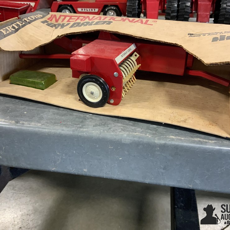 Ertl International 1/16 Hay Baler