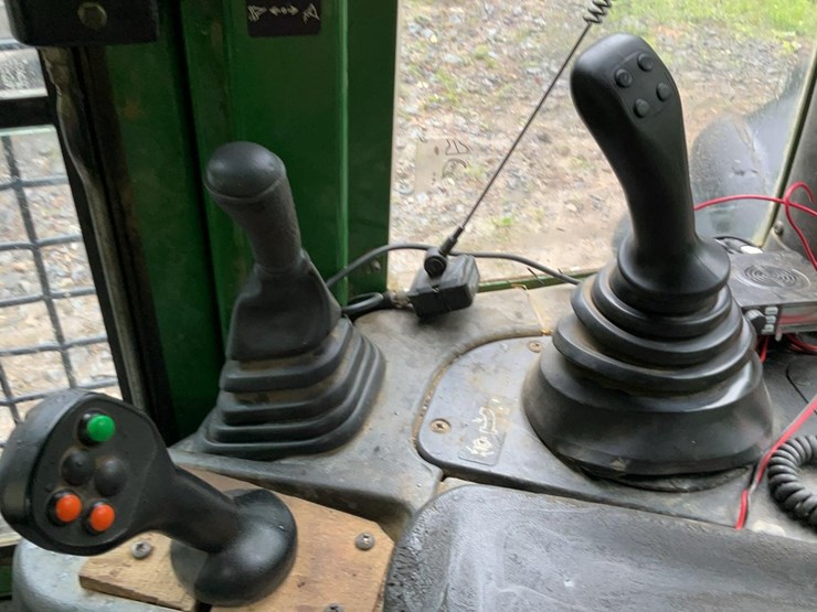 2015-deere-848h-image-47