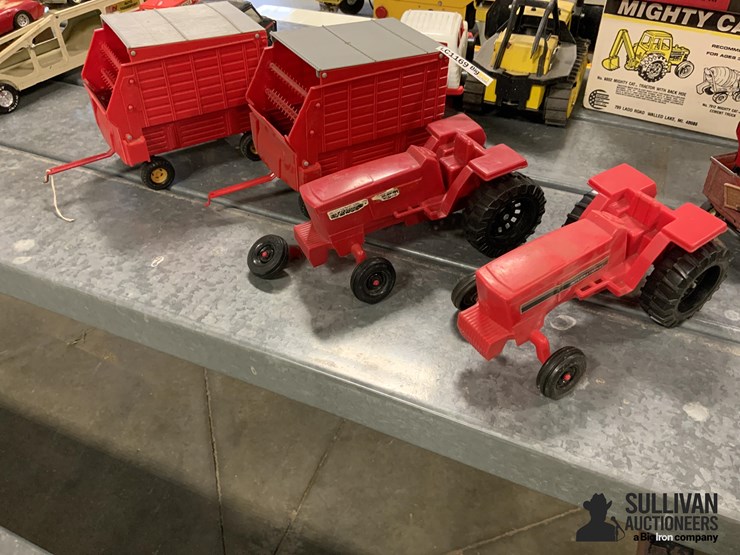 ertl-international-toy-tractors-&-wagons-image-1