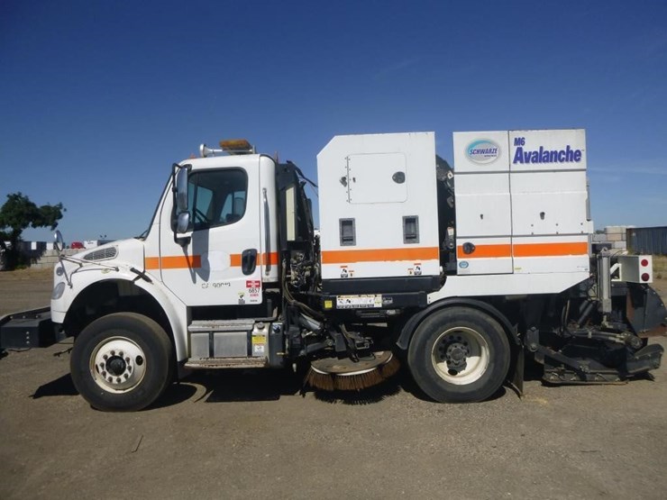2016-freightliner-m2-106-image-6