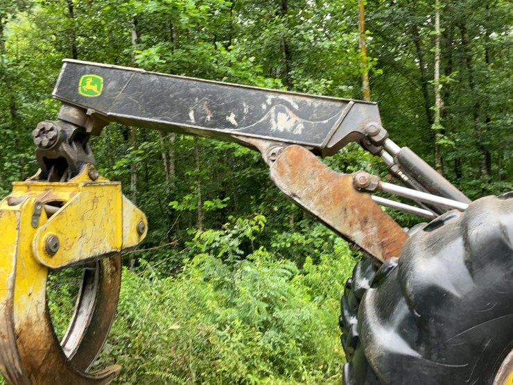 2015-deere-848h-image-43