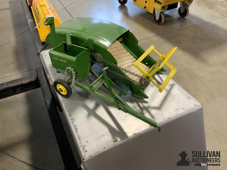john-deere-pull-type-combine-toy-image-3