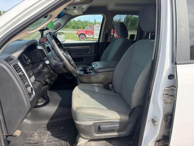 2017-ram-1500-slt-image-18