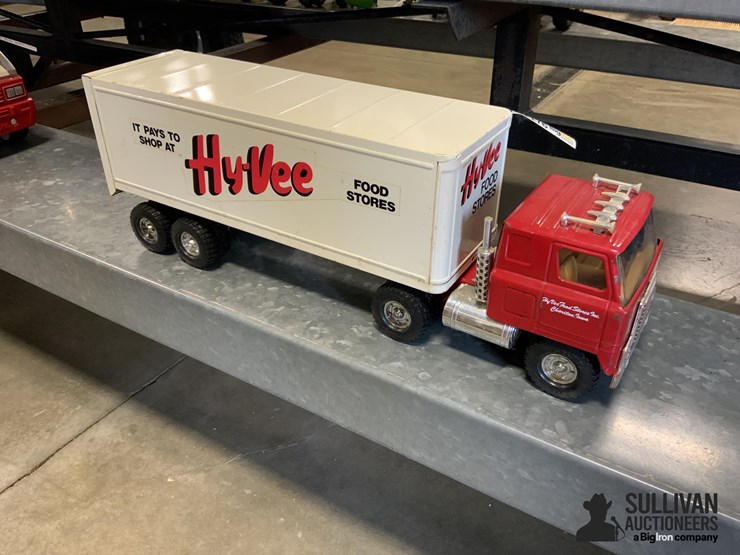 ertl-hyvee-toy-truck-and-trailer-image-1