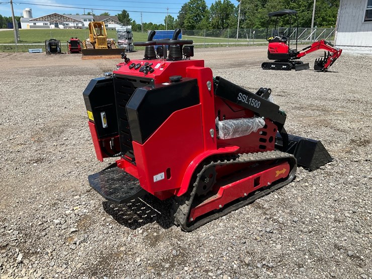 #1016-•-unused-sdlanch-ssl1500-tracked-mini-skid-steer-loader-image-5