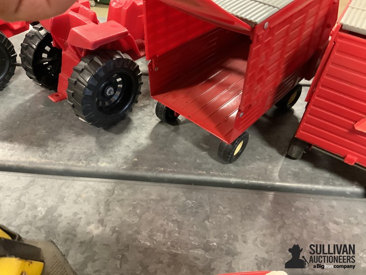ertl-international-toy-tractors-&-wagons-image-12