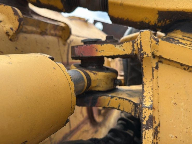 2004-deere-700h-image-44