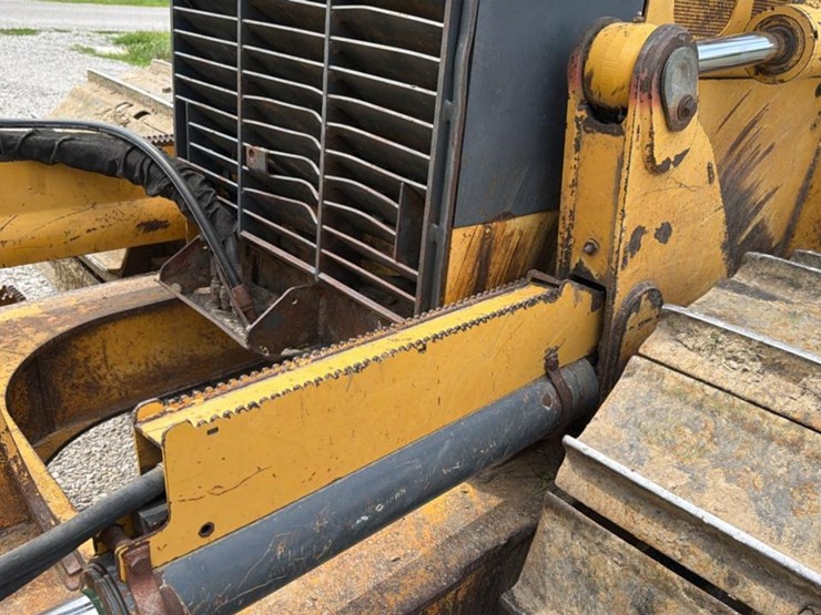 2004-deere-700h-image-47