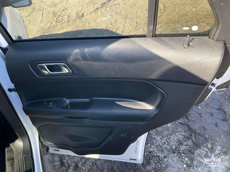 2016-ford-explorer-image-22