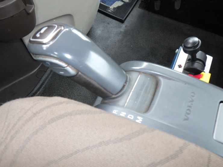 2016-volvo-vnl64t300-image-15