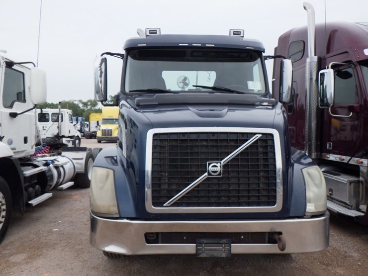 2016-volvo-vnl64t300-image-2