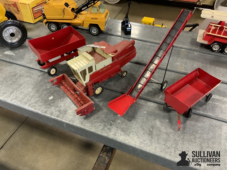 international-combine-w/auger-and-ertl-grain-cart-image-1