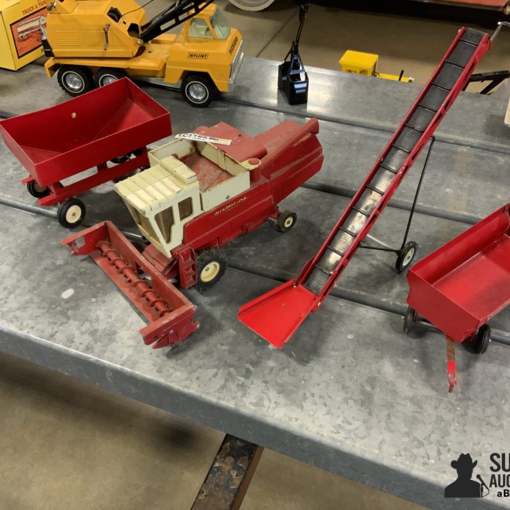 International Combine W/Auger And ERTL Grain Cart