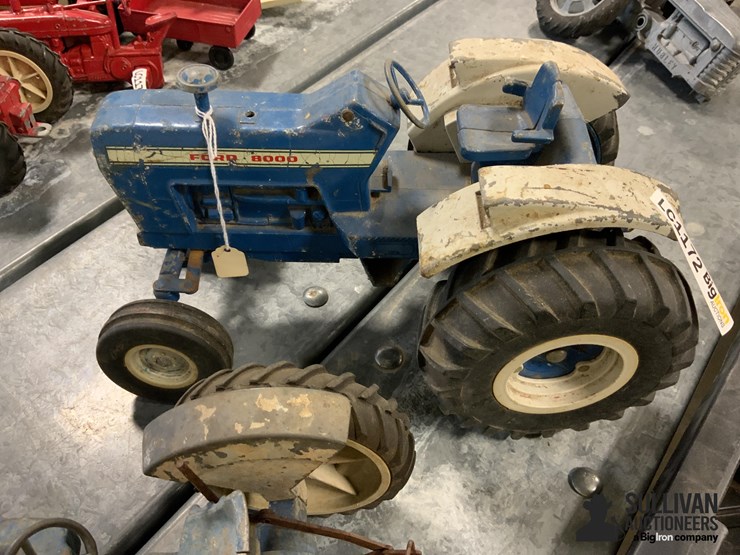 ford-8000-toy-tractor-&-parts-image-2