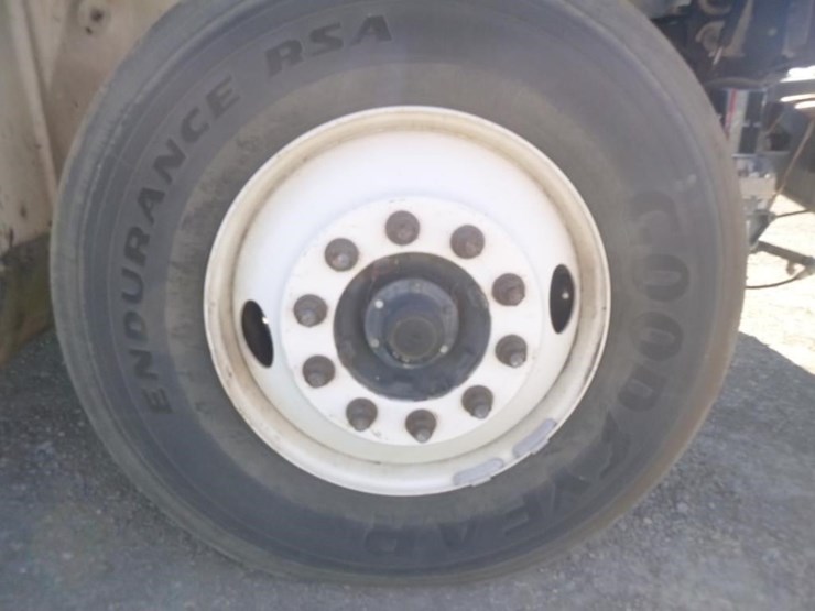 2016-freightliner-m2-106-image-38