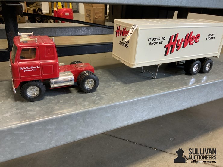 ertl-hyvee-toy-truck-and-trailer-image-10