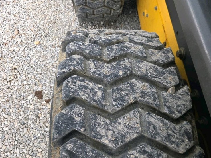 2012-new-holland-l220-image-19