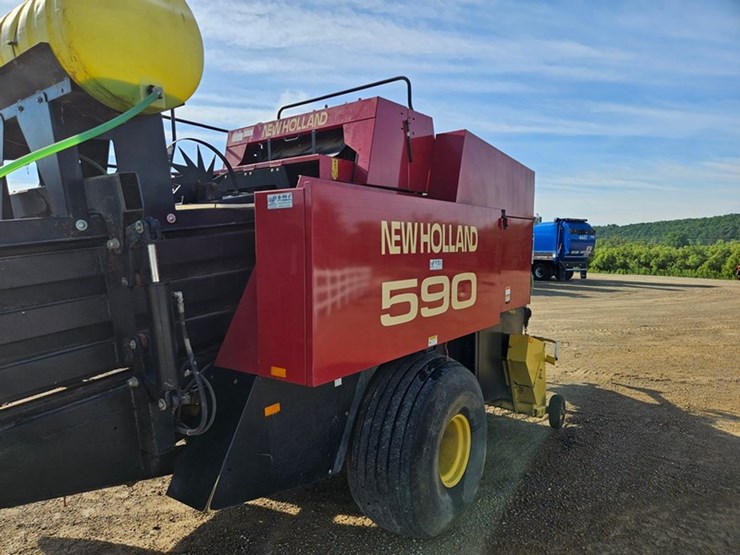 new-holland-590-image-36