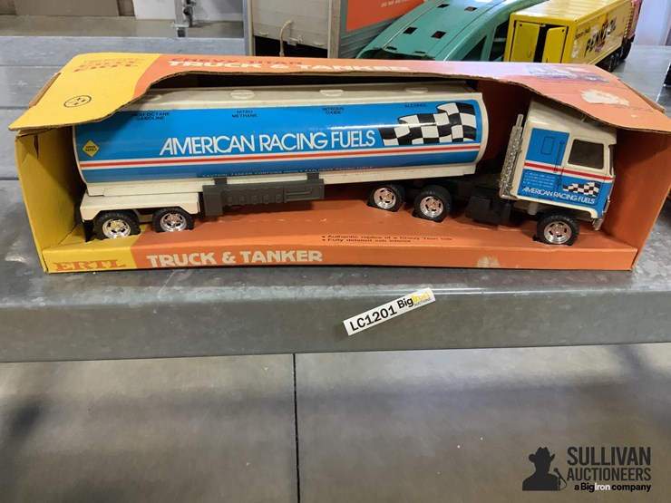 ertl-chevrolet-titan-truck-&-tanker-image-2