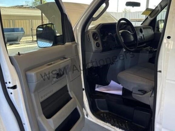 2013-ford-cargo-image-28
