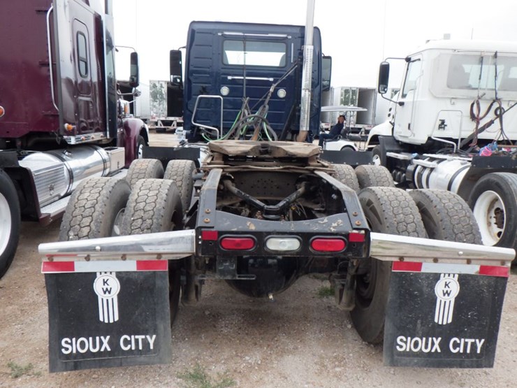 2016-volvo-vnl64t300-image-9