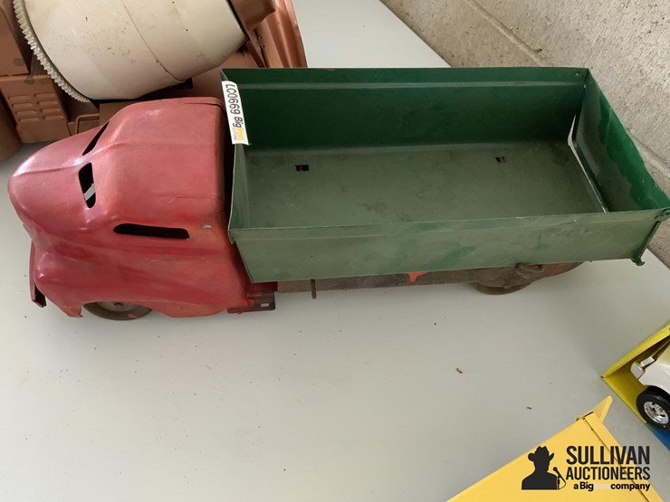 concrete-and-dump-toy-trucks-image-2