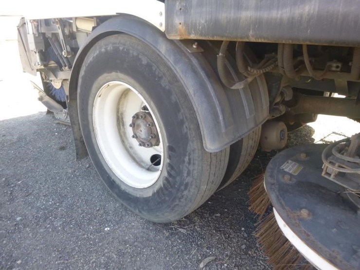 2016-freightliner-m2-106-image-39