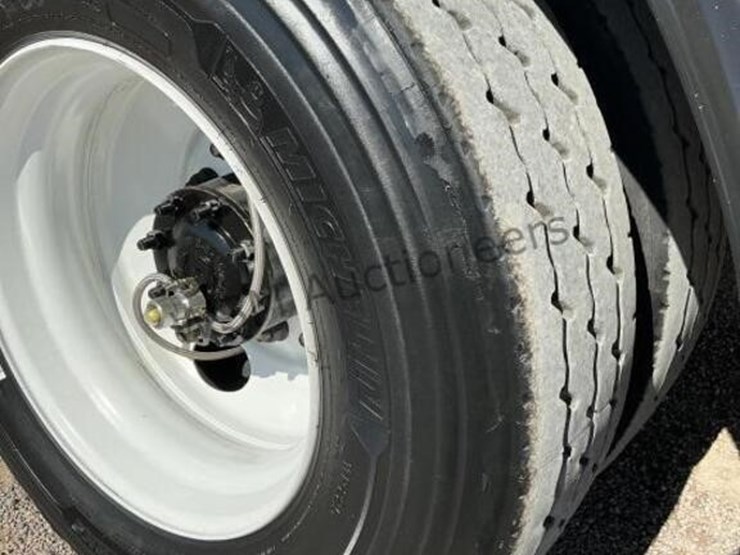 2013-freightliner-m2-106-image-8
