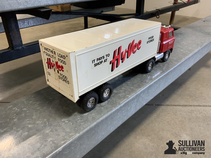 ertl-hyvee-toy-truck-and-trailer-image-7