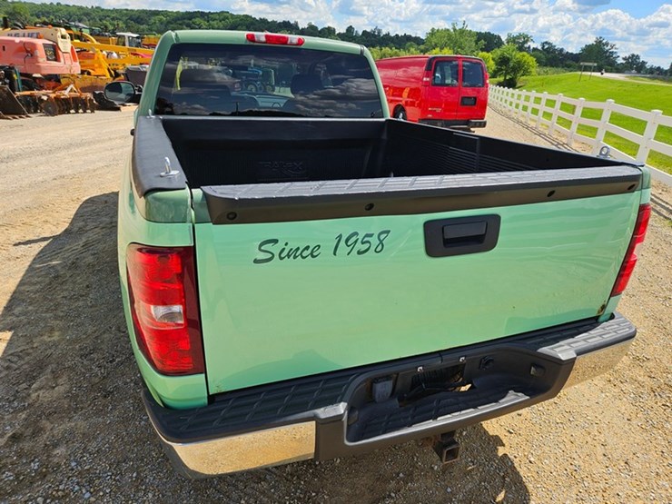2010-chevrolet-2500-image-11