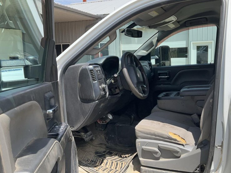 2015-chevrolet-3500-image-9