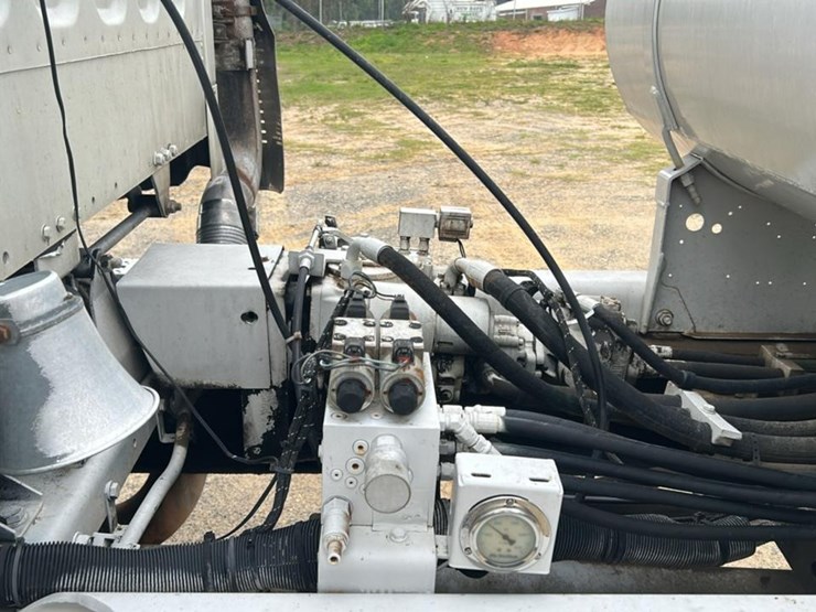 #152-•-2015-freightliner-concrete-mixing-truck-image-28