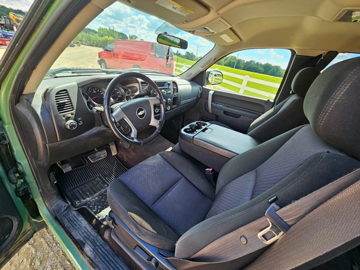 2010-chevrolet-2500-image-16