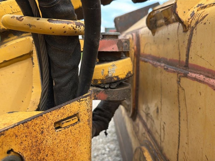 2004-deere-700h-image-39