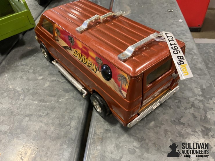 ertl-sandvan-toy-van-image-7