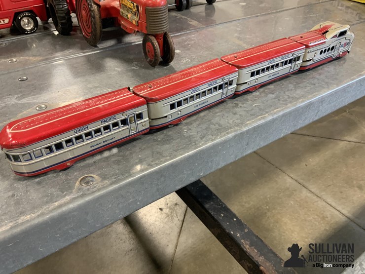 union-pacific-train-engine-&-cars-image-7