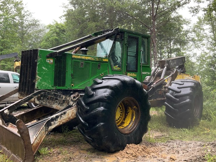 2015-deere-848h-image-1