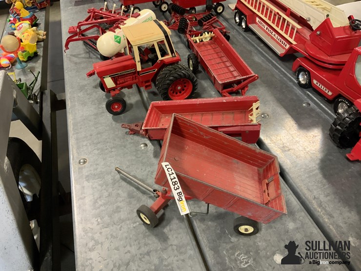 international-1586-toy-tractor-w/implements-image-12