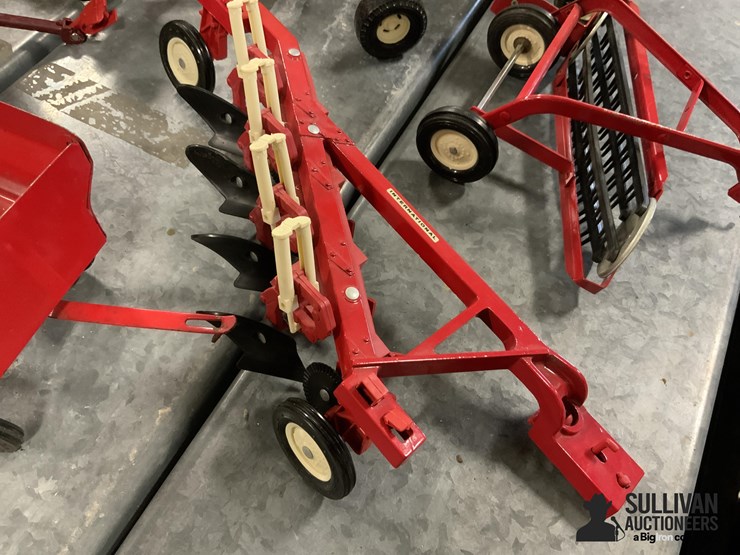 international-1586-toy-tractor-w/implements-image-6