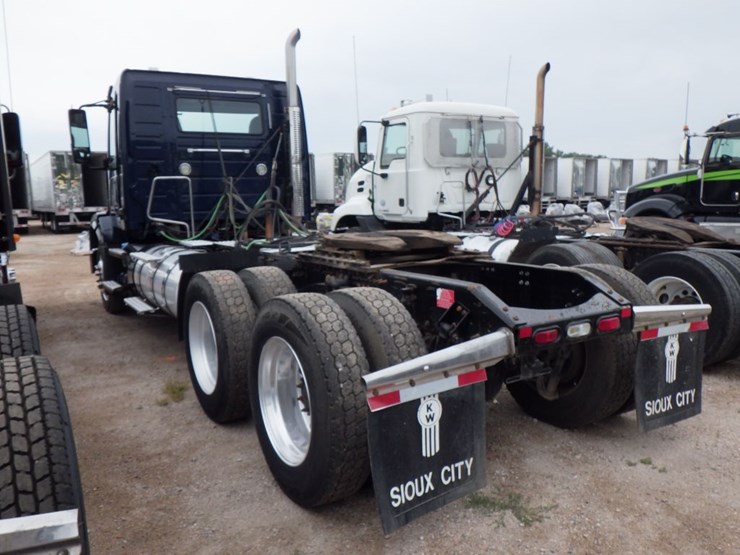 2016-volvo-vnl64t300-image-11