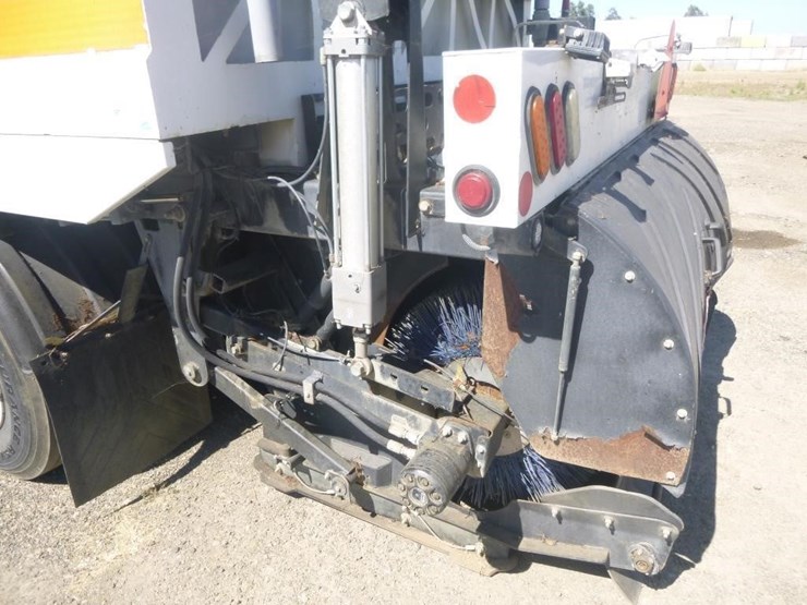 2016-freightliner-m2-106-image-33